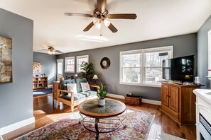 TV, fireplace, Netflix, Hulu