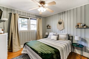3 bedrooms, memory foam beds, desk, laptop workspace