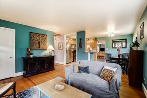 TV, fireplace, Netflix, Hulu