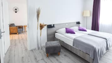 Hypo-allergenic bedding, desk, free WiFi, bed sheets