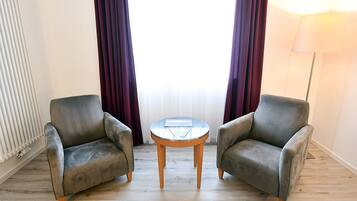 Standard-Doppelzimmer | Wohnbereich | 60-cm-Smart-TV mit Kabelempfang, Fernseher