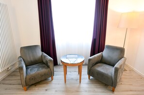 Standard Double Room | Living area | 60-cm Smart TV with cable channels, TV - PRIMA Inn HOTEL & HOF NEURUPPIN (Neuruppin)