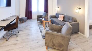 Junior Studio Suite | Hypo-allergenic bedding, desk, free WiFi, bed sheets