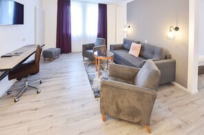 Studiosuite – junior | Allergitestet sengetøy, skrivebord, wi-fi (inkludert) og sengetøy