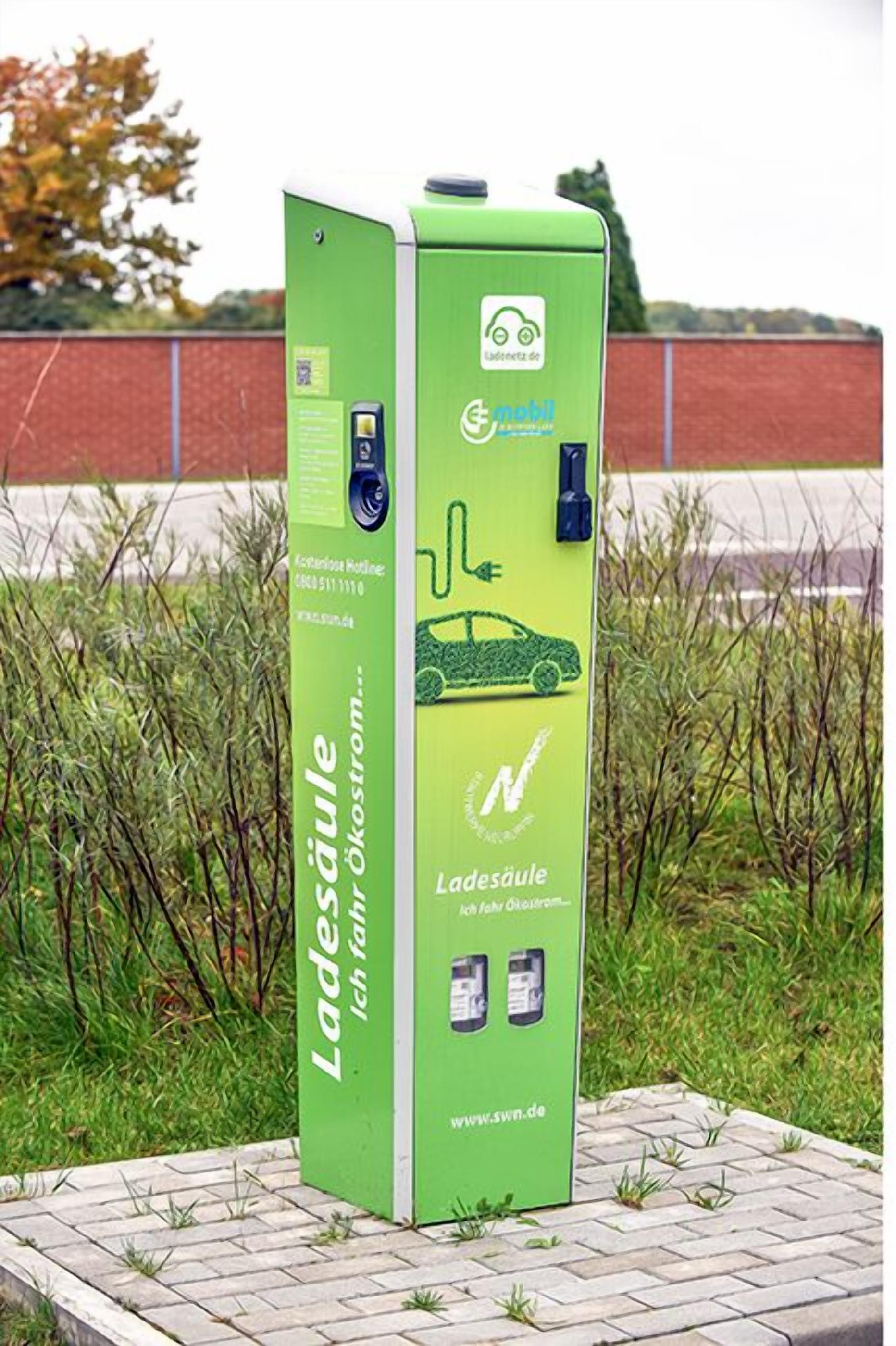 A green electric vehicle charging station with a car icon, a plug symbol, and the text "Ladesäule" and "Ich fahre Ökostrom."