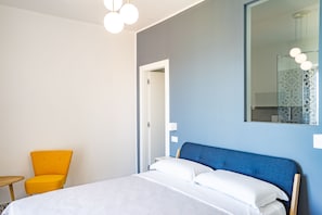 Chambre supérieure, 1 chambre, balcon, vue sur la mer | Minibar, décor unique, ameublement unique, système d’insonorisation