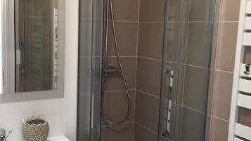 Douche, sèche-cheveux