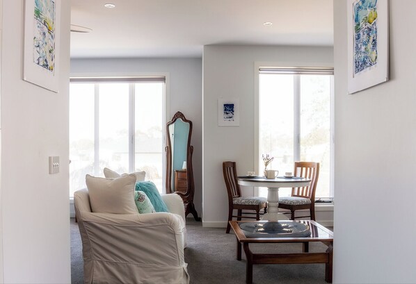 TV connectée, Netflix, lecteur de DVD, livres