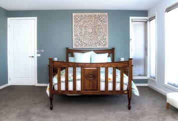 Super-comfy Queen-sized bed with electric blanket & pillow top