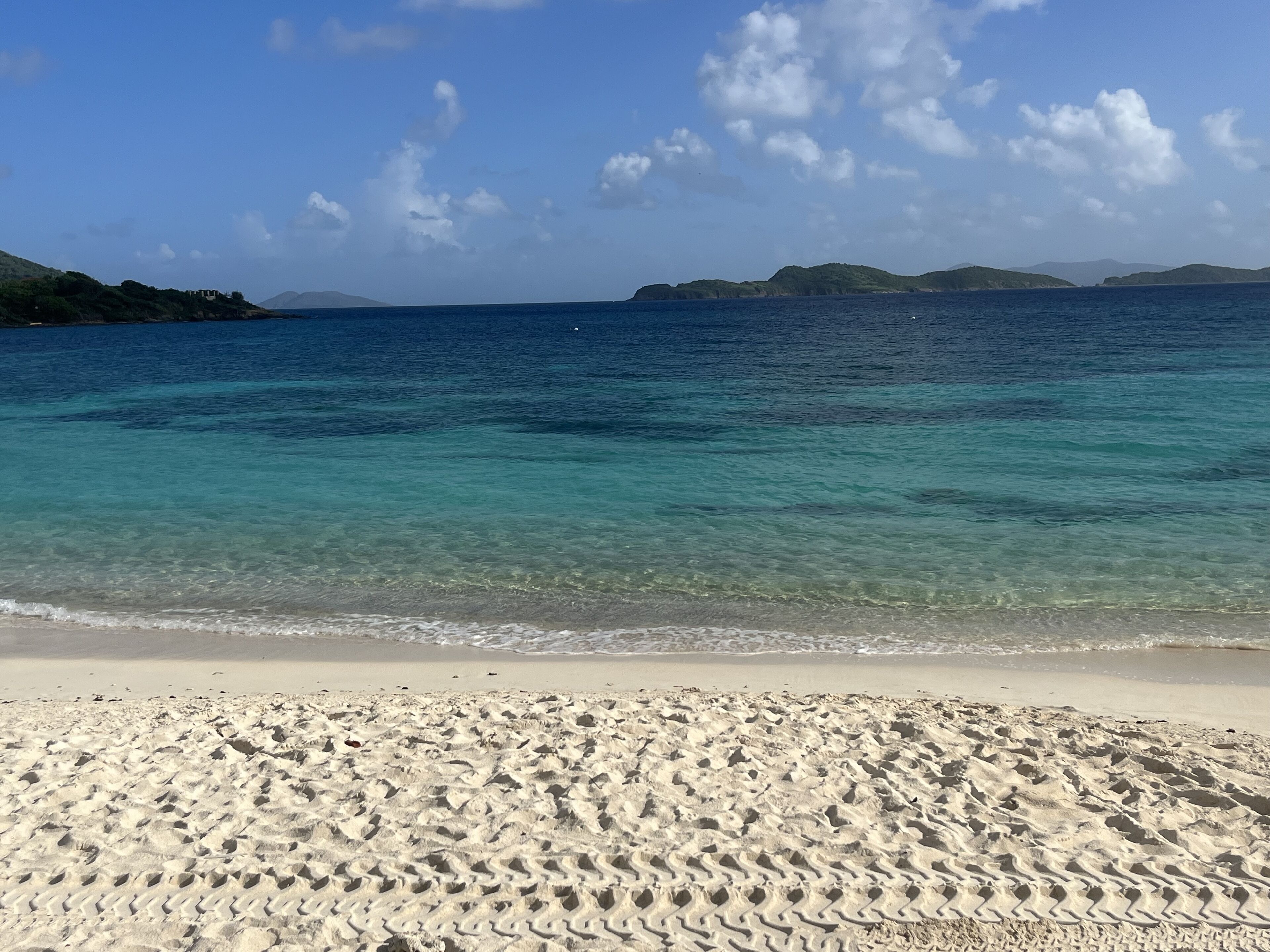 Nær stranden, solsenger og strandhåndklær
