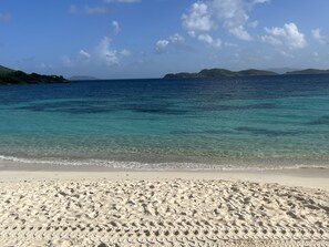 Playa en los alrededores, camastros y toallas de playa 