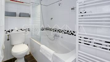 SĂšche-cheveux, serviettes fournies