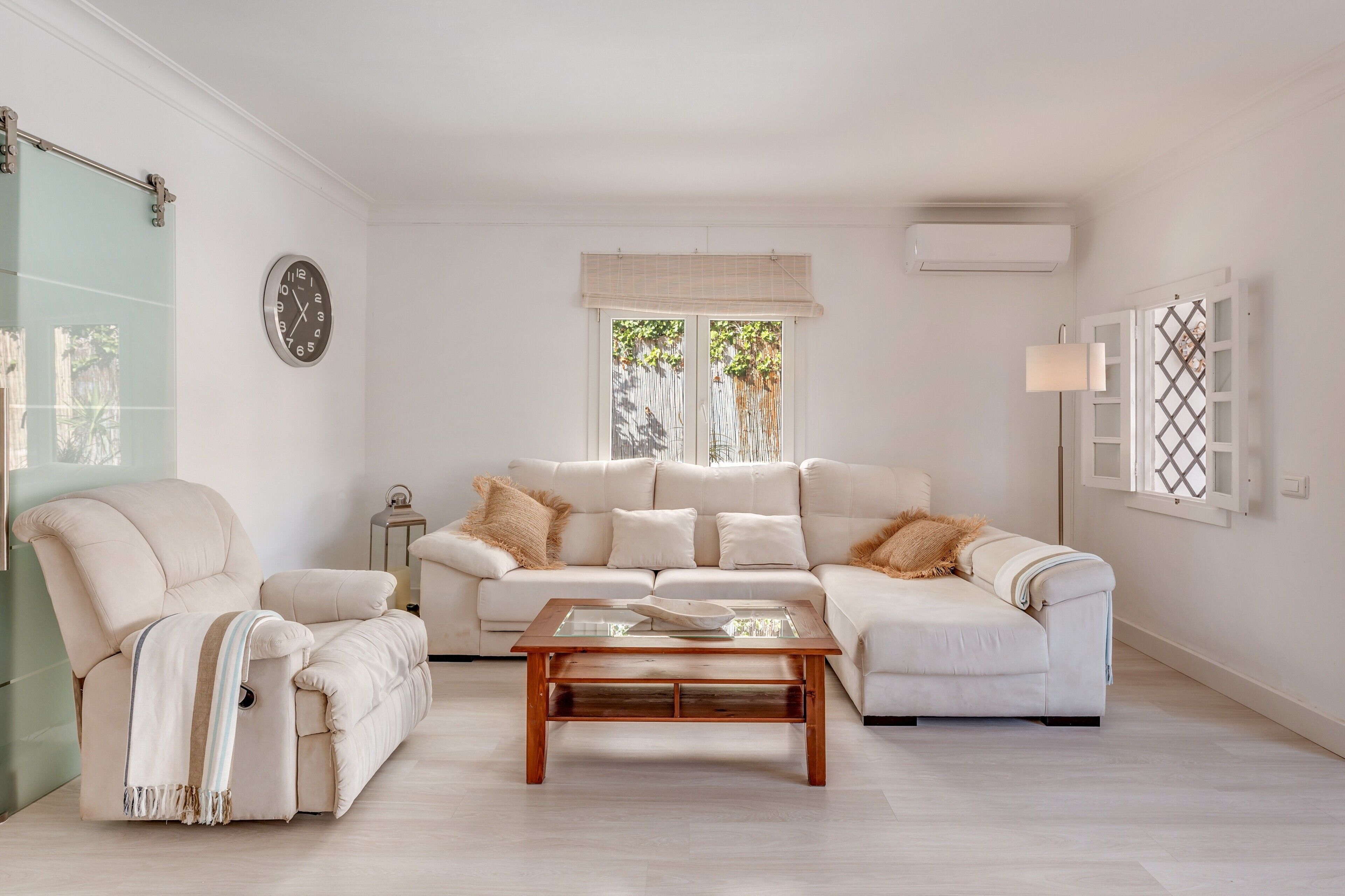 Televisión, chimenea, reproductor de DVD, estéreo