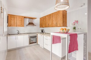 Een koelkast, een magnetron, een oven, een kookplaat