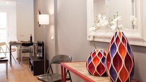 A dining area with a table, chairs, a lamp, and two decorative vases. - Sagrada Familia - Apartment in Barcelona (Barcelona)