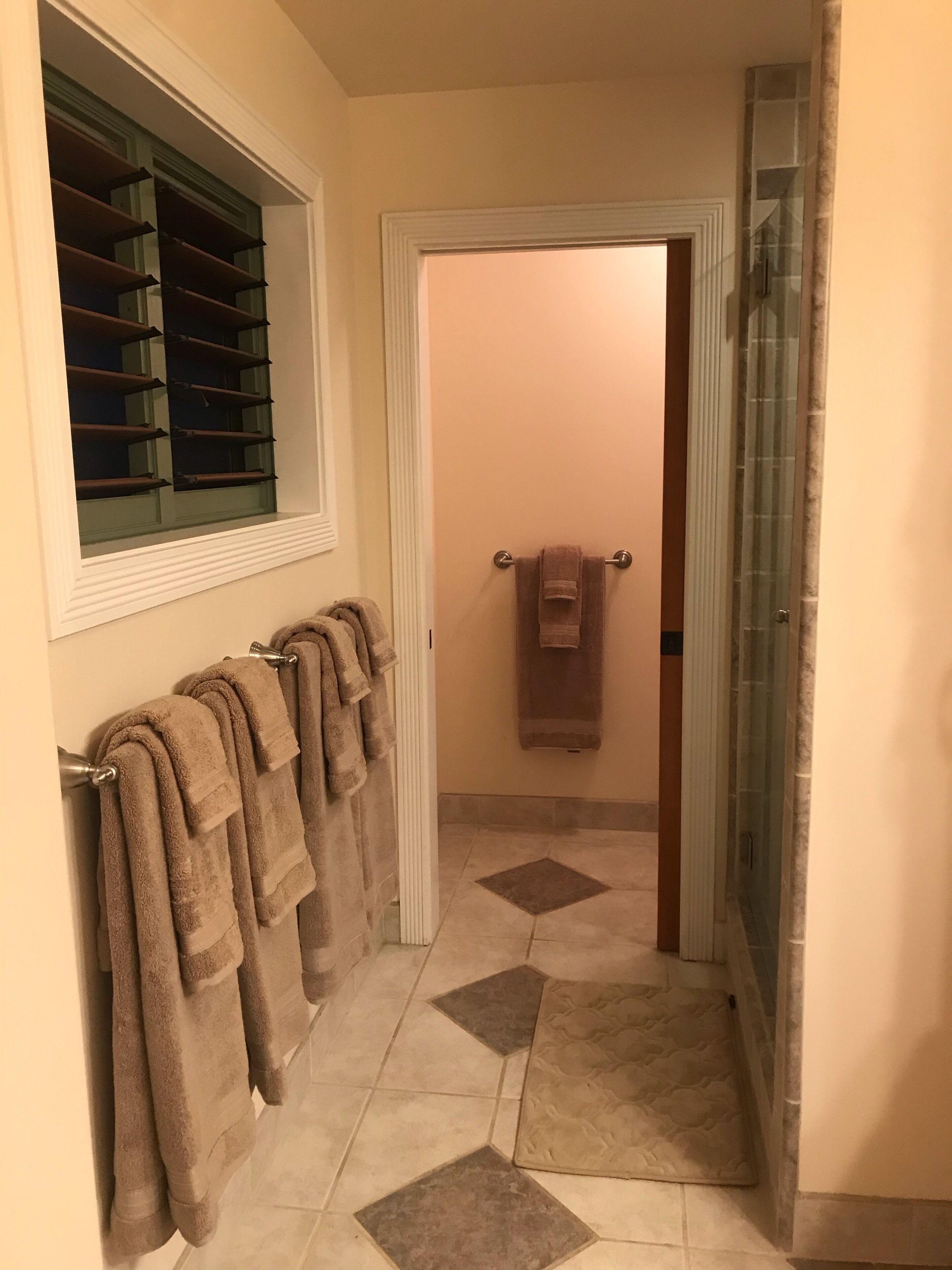 Douche, sèche-cheveux, serviettes fournies, savon