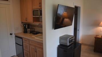 Refrigerador, microondas, cafetera y tetera y tostadora