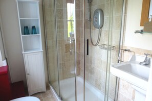 Ensemble baignoire-douche, séchoir à cheveux, serviettes fournies, savon