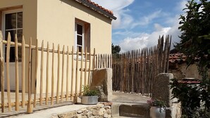 Una escalera de piedra que lleva a un edificio con techo de tejas y valla de madera.