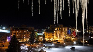 Un hôtel composé de plusieurs bâtiments, doté d’un parking et dont le toit est orné de glaçons.