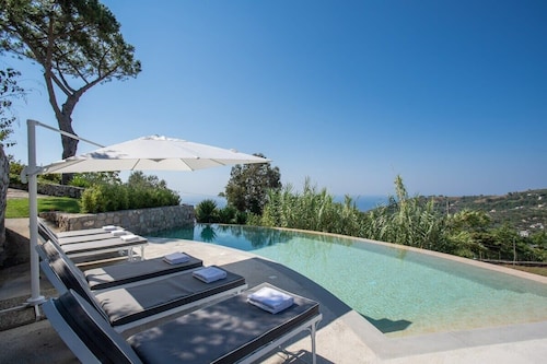 Villa Andrilla: Infinity Pool by Feeling Italy