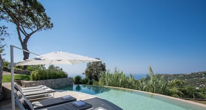 Villa Andrilla: Infinity Pool by Feeling Italy