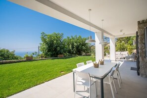 Outdoor dining - Villa Andrilla: Infinity Pool by Feeling Italy (Massa Lubrense)