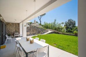 Outdoor dining - Villa Andrilla: Infinity Pool by Feeling Italy (Massa Lubrense)