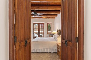 5 bedrooms, iron/ironing board, WiFi, bed sheets - La Joya - Spacious and Historic Downtown Jewel (Santa Fe)