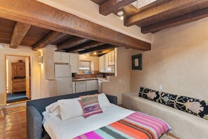 5 Schlafzimmer, Schreibtisch, Bügeleisen/Bügelbrett, WLAN