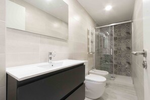 Douche, sèche-cheveux, serviettes fournies