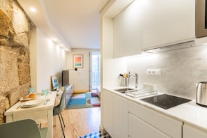 Studio | Private kitchen | Fridge, microwave, stovetop, electric kettle - Clerigos Tower - Experience in Porto (Porto)