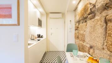 Estúdio | Cozinha privada | Geladeira, micro-ondas, cooktop, chaleira elétrica