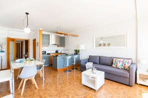 Departamento, 2 habitaciones | Área de sala de estar | Televisión de pantalla plana 
