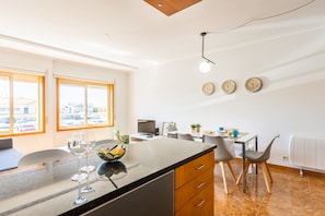 Appartement, 2 chambres | Cuisine privée | Réfrigérateur, four à micro-ondes, surface de cuisson, lave-vaisselle