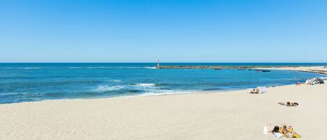Una spiaggia nelle vicinanze