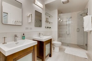Baignoire, sèche-cheveux, serviettes fournies