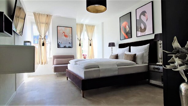 Deluxe Apartment | 1 bedroom, iron/ironing board, free WiFi, individually decorated - Deluxe Apartment Flamingo in der Stadt (Freiburg im Breisgau)
