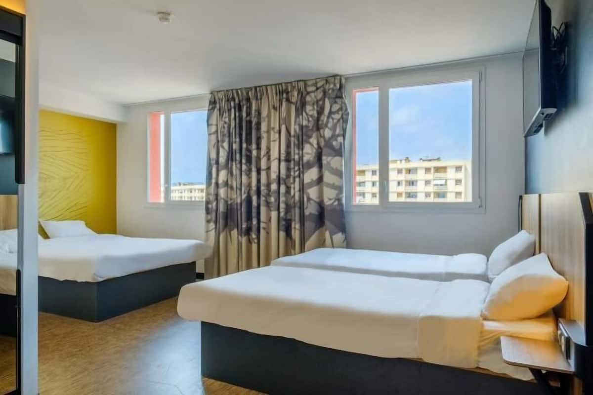 Ropa de cama de alta calidad y escritorio