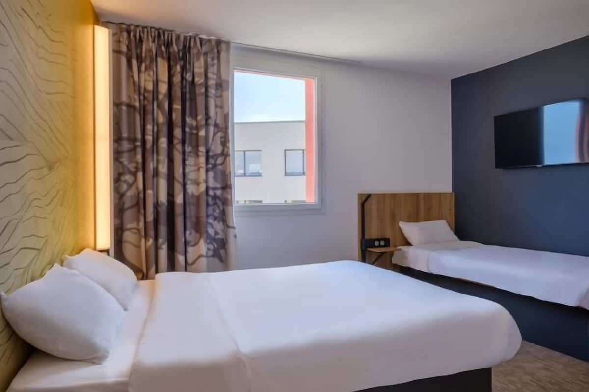 Ropa de cama de alta calidad y escritorio