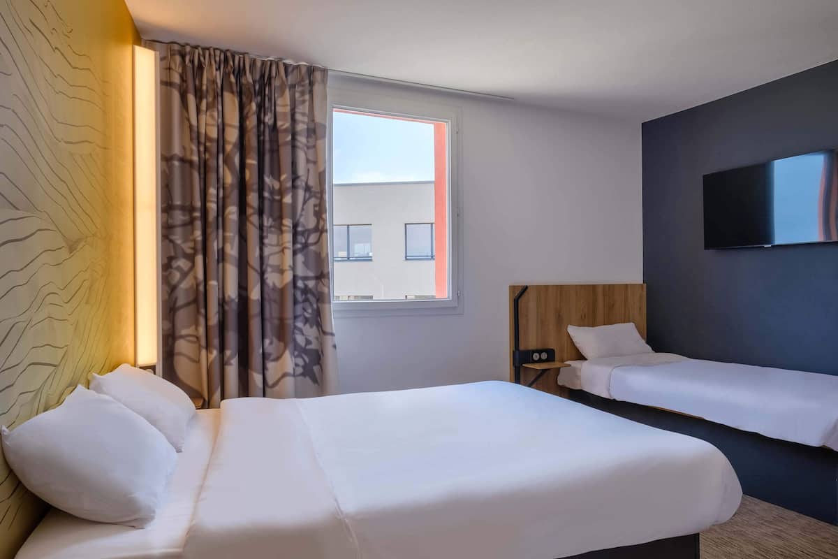 Ropa de cama de alta calidad y escritorio