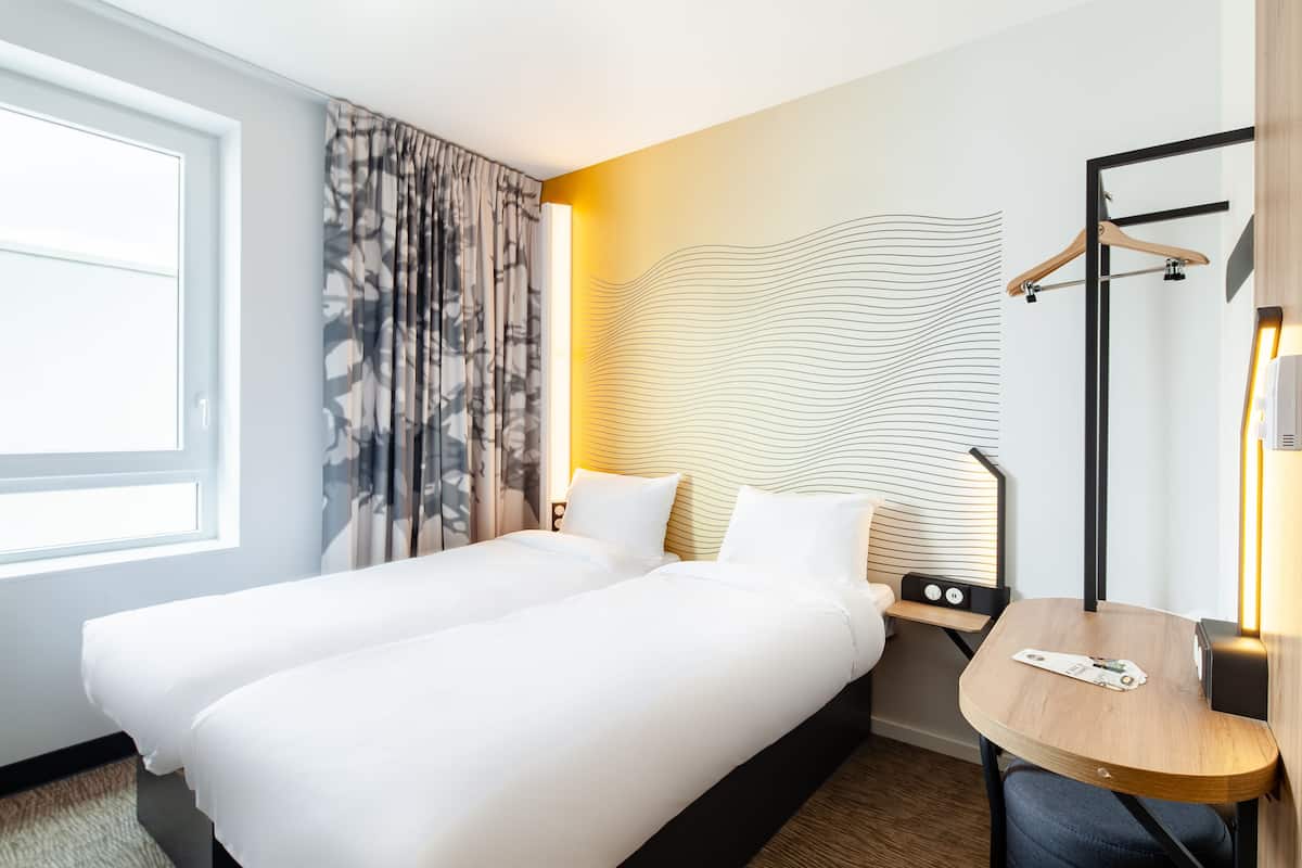 twin room | 1 bedroom, premium bedding, desk, laptop workspace