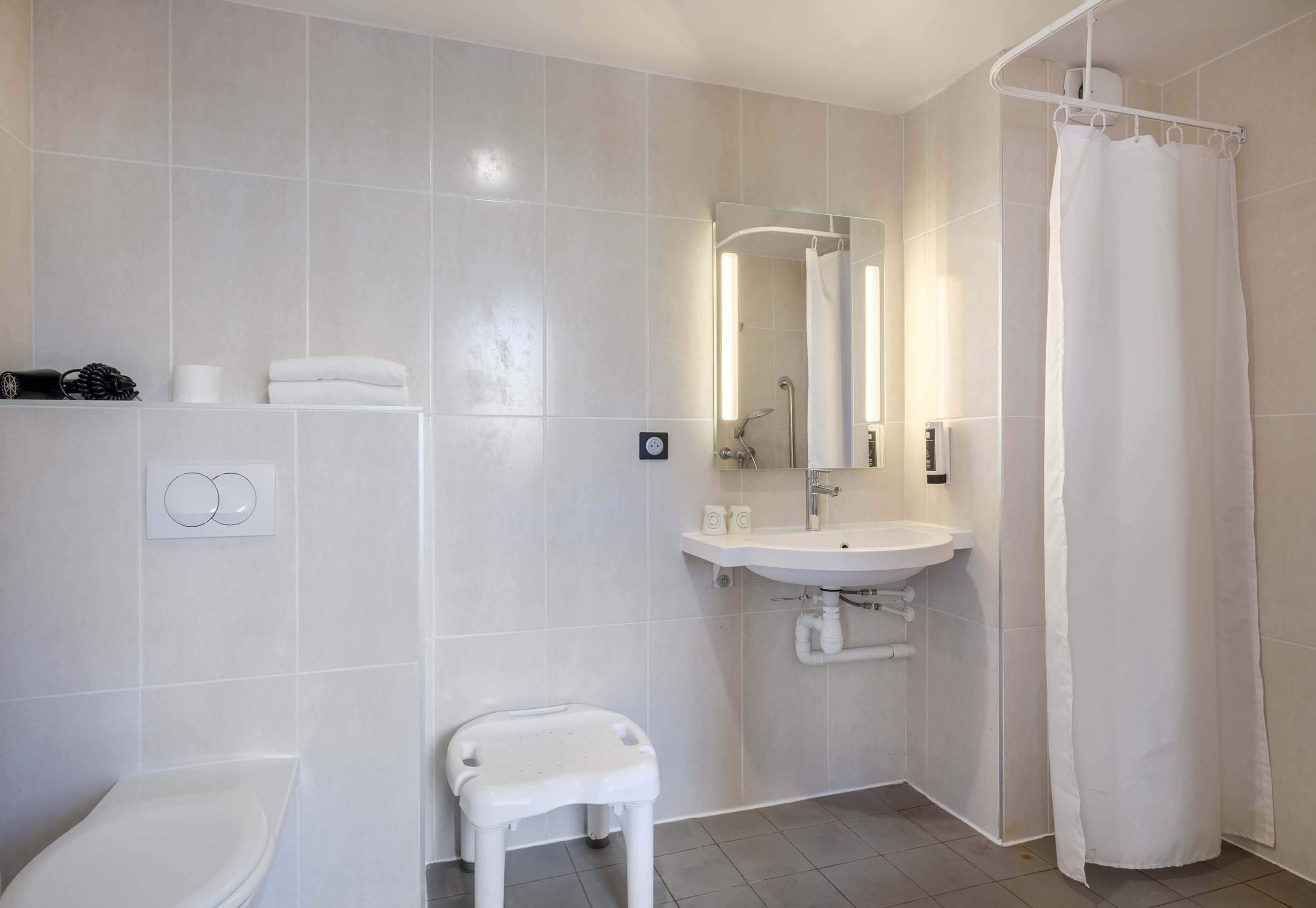 double room, mobility accessible, non smoking | bathroom | shower, towels, soap, toilet paper
