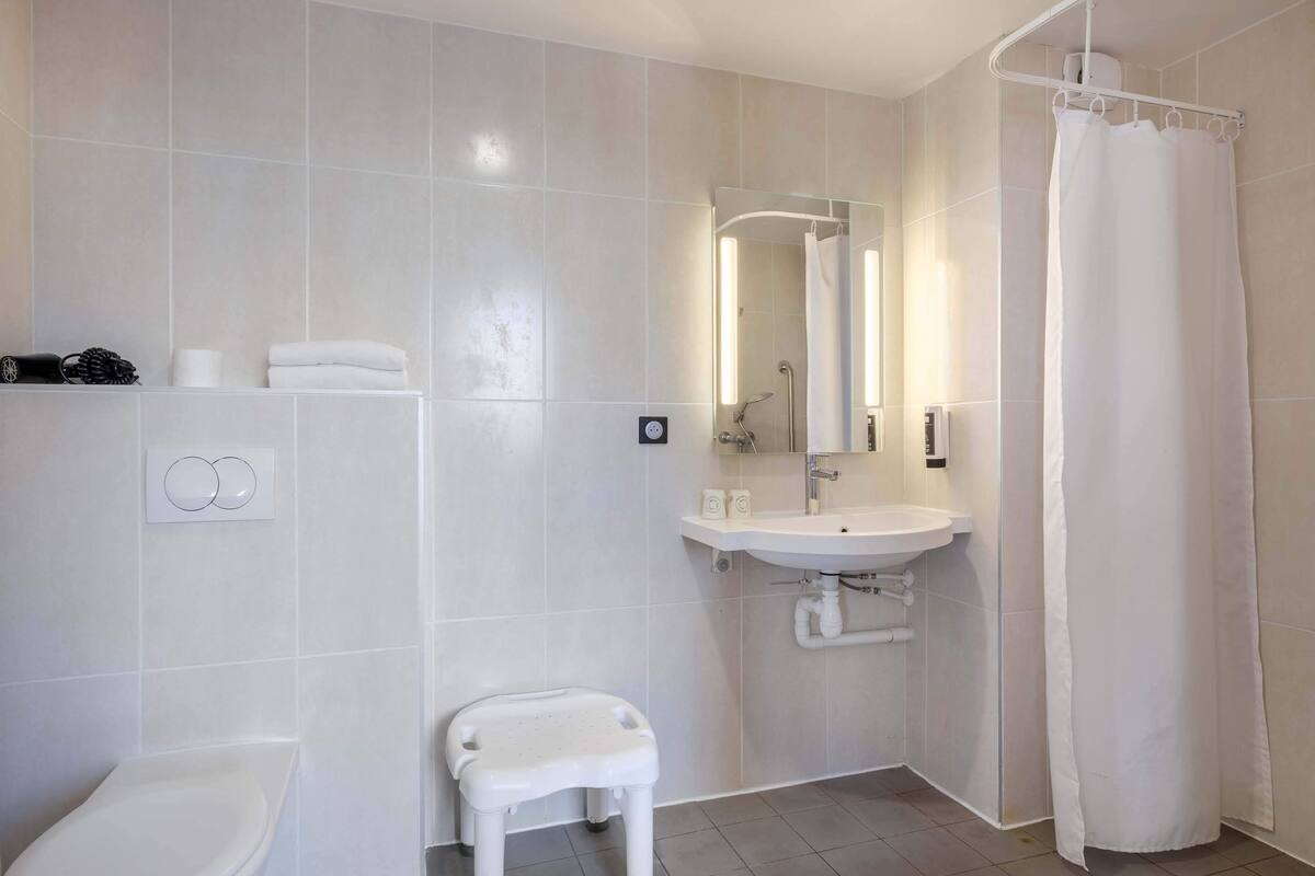double room, mobility accessible, non smoking | bathroom | shower, towels, soap, toilet paper