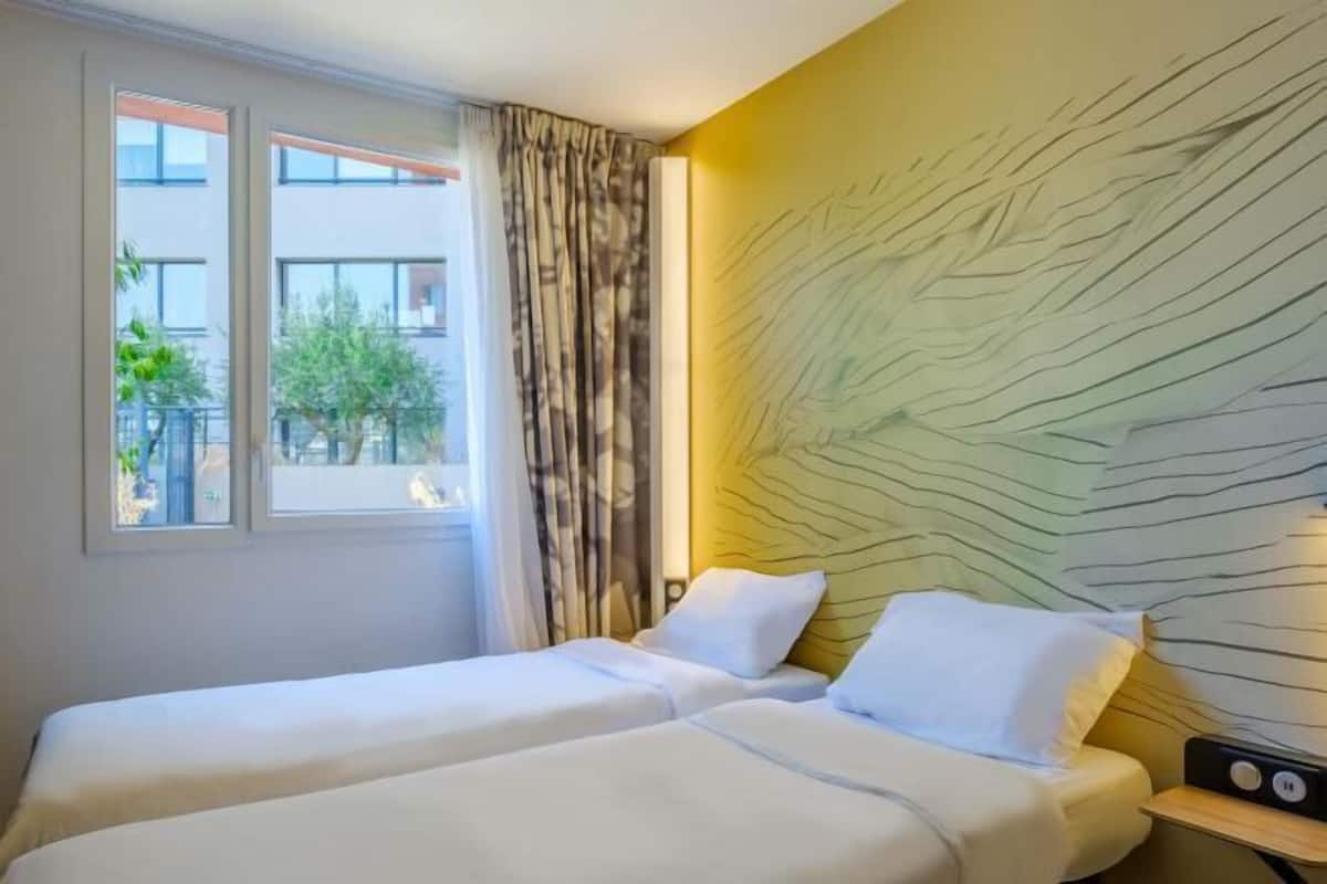Ropa de cama de alta calidad y escritorio