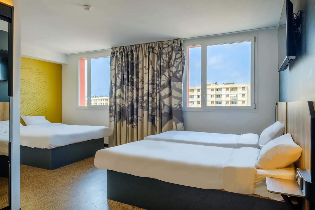 Ropa de cama de alta calidad y escritorio