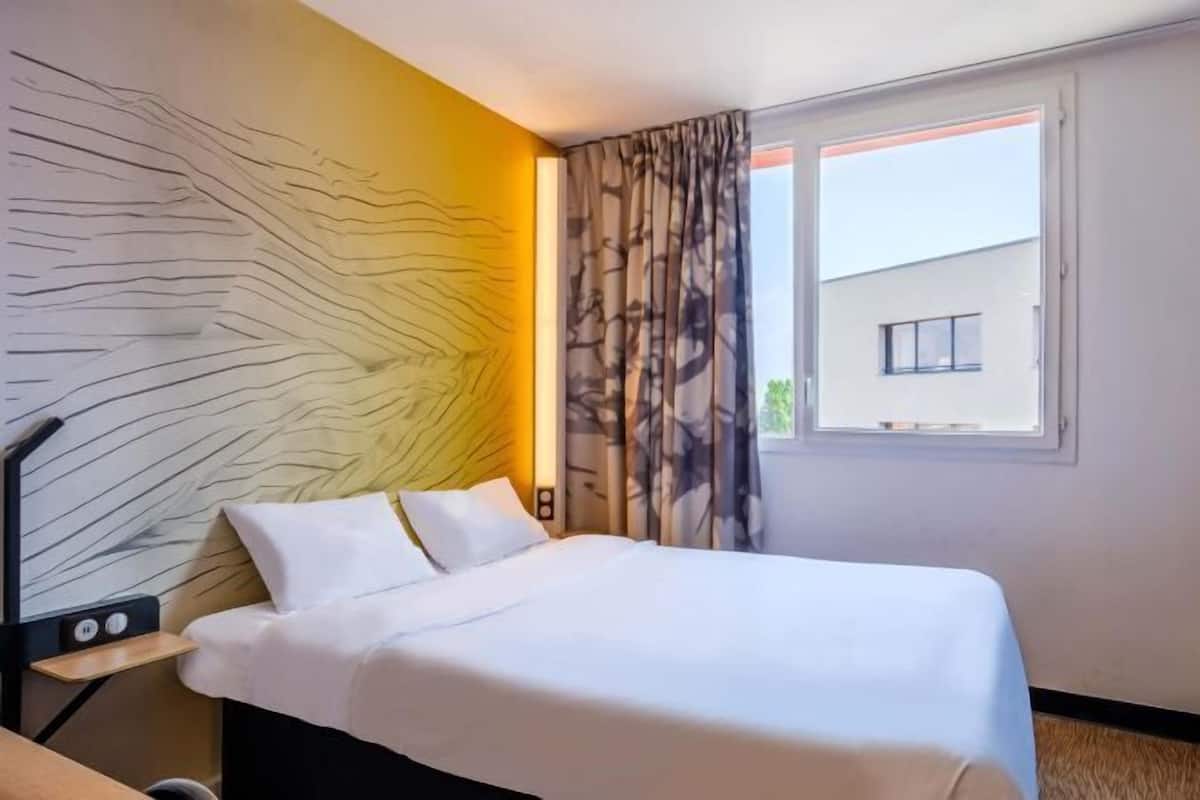 Ropa de cama de alta calidad y escritorio