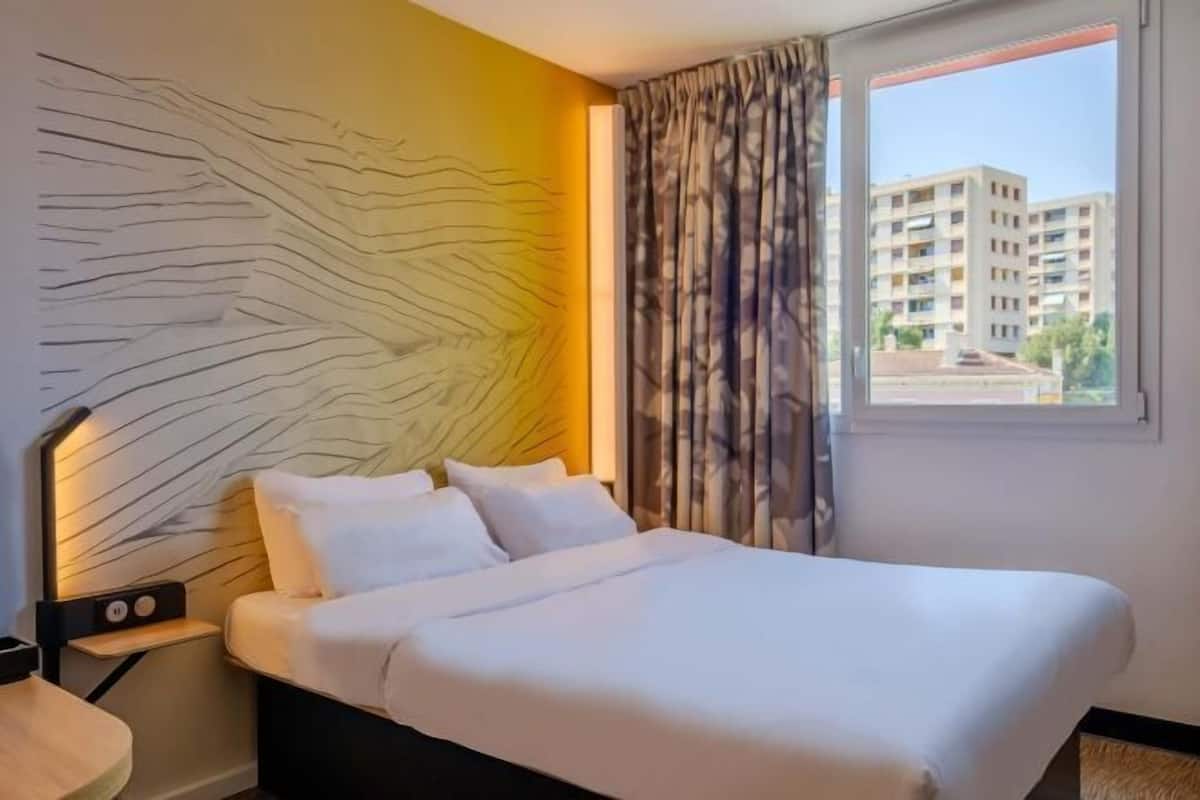 Ropa de cama de alta calidad y escritorio
