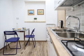 Frigorifero, forno, bollitore elettrico, pentole/stoviglie/utensili