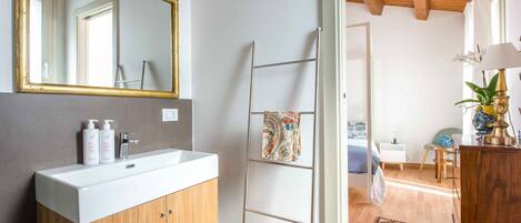 1 slaapkamer, een strijkplank/strijkijzer, gratis wifi, beddengoed